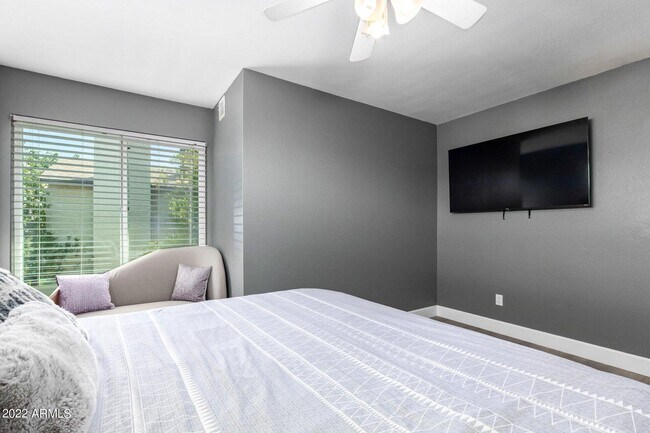 Building Photo - 1502 E Topeka Dr