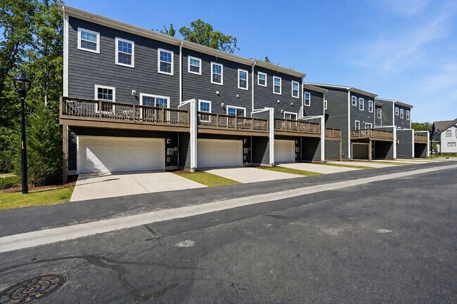 Building Photo - BEAUTIFUL TOWNHOME IN A GREAT AMENTIES!