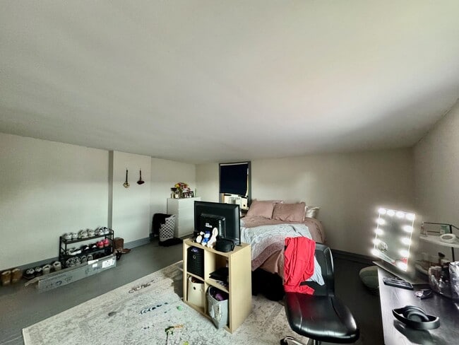 Building Photo - Spacious 4 bed/2 bath on Victor Mins. from...
