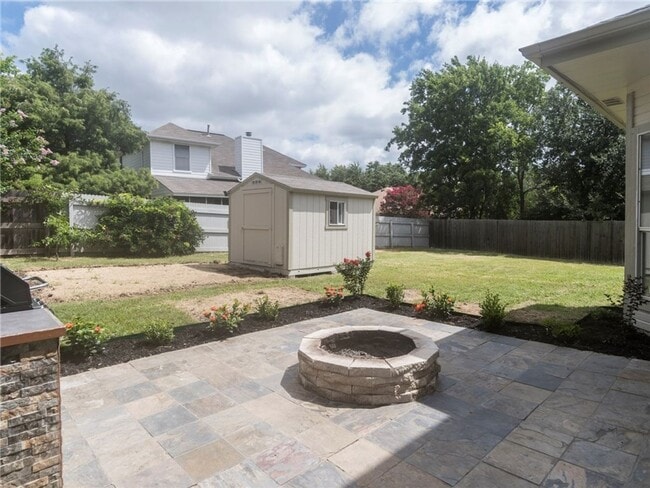 Building Photo - Gorgeous 3 bedroom, 2 story home!