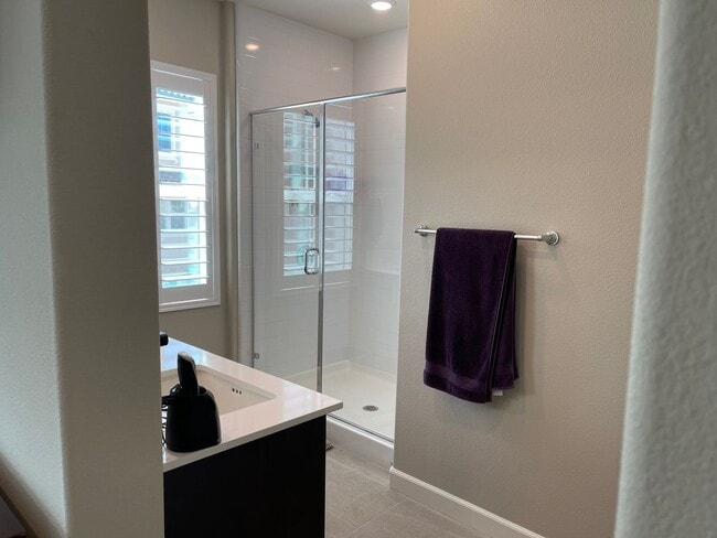Building Photo - Gorgeous highly upgraded townhome in the b...