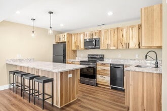 Building Photo - Hillside Hideaway in Historic Virginia Cit...