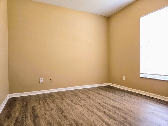 Building Photo - Great 3-bedrooms, 2 baths duplex with new ...