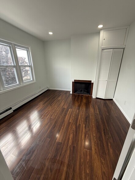 Building Photo - 847 7th St