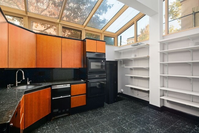 Building Photo - Incredible Rittenhouse Home