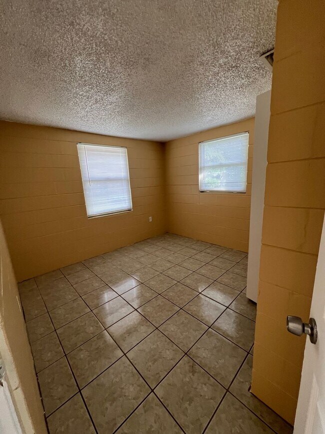 Building Photo - Quaint 3 bedroom home