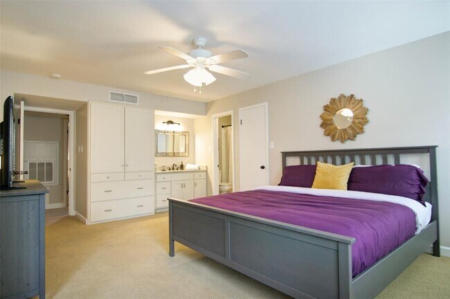 Building Photo - 1135 Barton Hills Dr