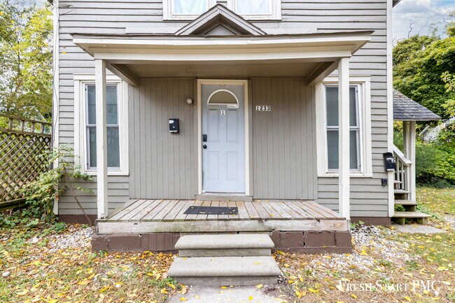Building Photo - Comfortable Ground-Floor Living with Moder...