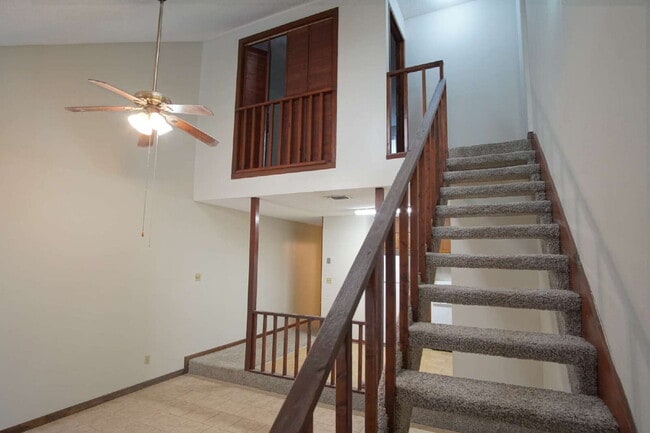 Building Photo - Spacious End-Unit Townhome with Lake Views...