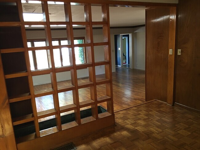 Building Photo - *MAXED OUT ON APPLICATIONS, NOT ACCEPTING MORE* Location, location, location. Great 4 bedroom one...