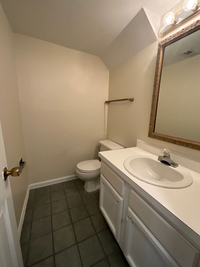 Building Photo - Lovely 3 Bedroom End Unit in Battle Forest!