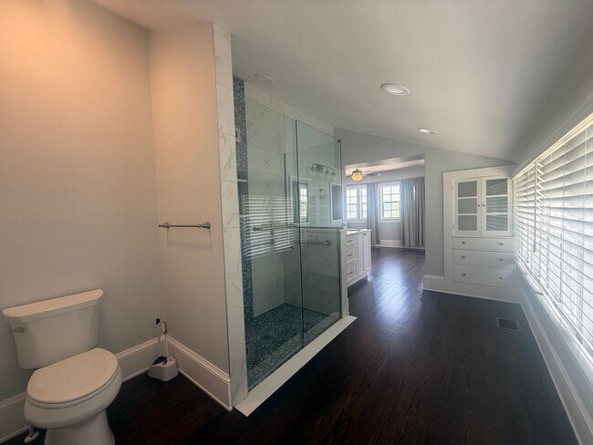 Building Photo - Beautifully updated 3 bedroom 3 bathroom home