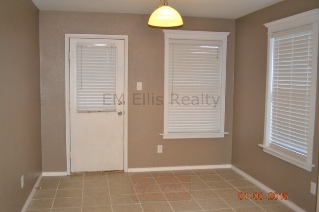 Building Photo - Beautiful 4 bedroom 2 full bath 2 car gara...