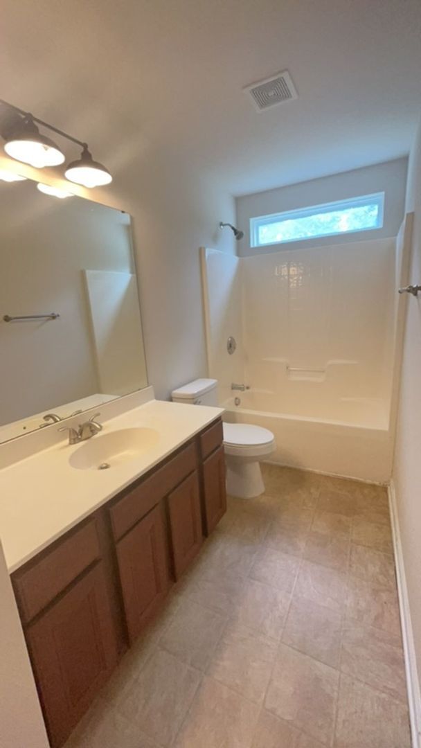 Building Photo - 4 Bedroom 2.5 Bath Home Located In Buckshi...