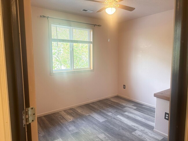 Building Photo - 4-bedroom 2.5 Bath McMinnville OR 97128