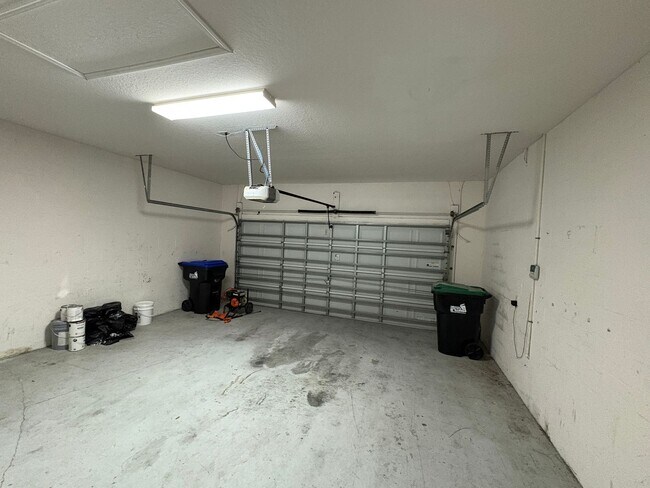 Building Photo - 6 BEDROOM + LOFT, 3 BATH HOME INDEPENDENCE...