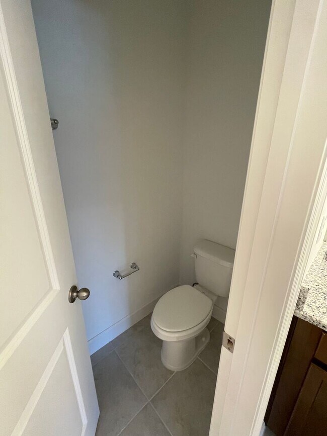 Building Photo - AVAILALBE NOW!! TOWNHOME IN HIGHLY DESIRAB...