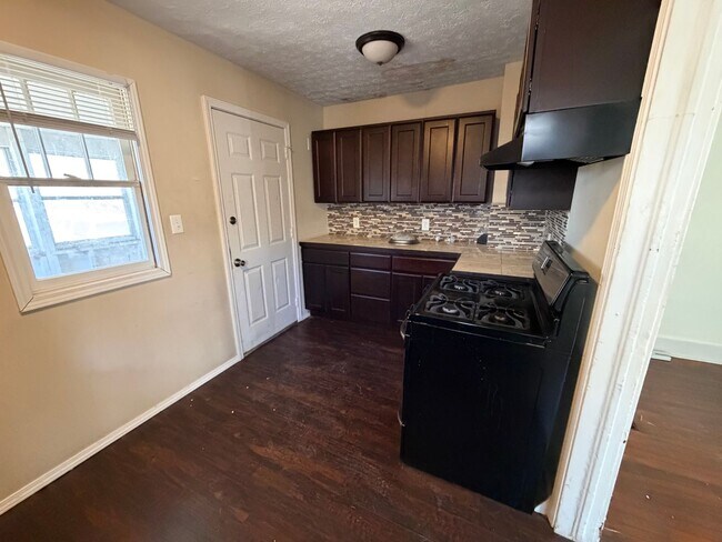 Building Photo - Spacious Duplex