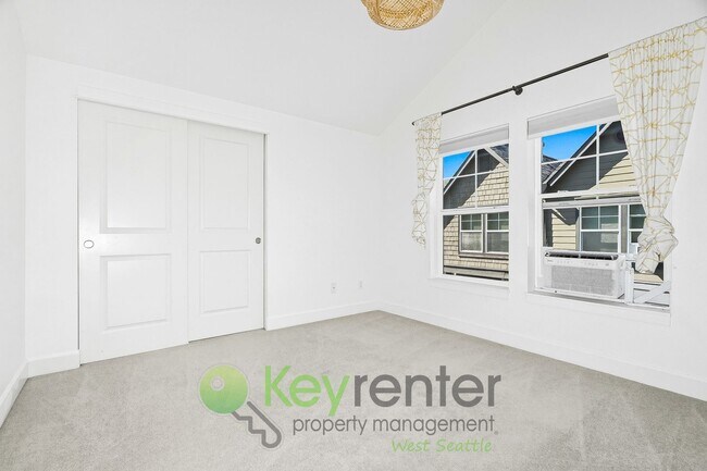 Building Photo - Modern Comfort Meets Classic Seattle Charm