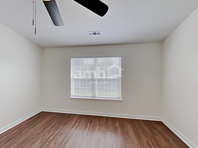 Building Photo - 6004 Crestview court
