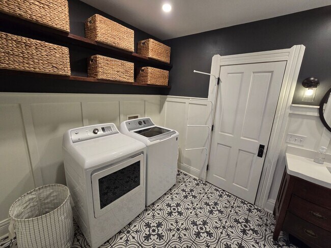Building Photo - Updated HISTORICAL Downtown Home w/fenced ...