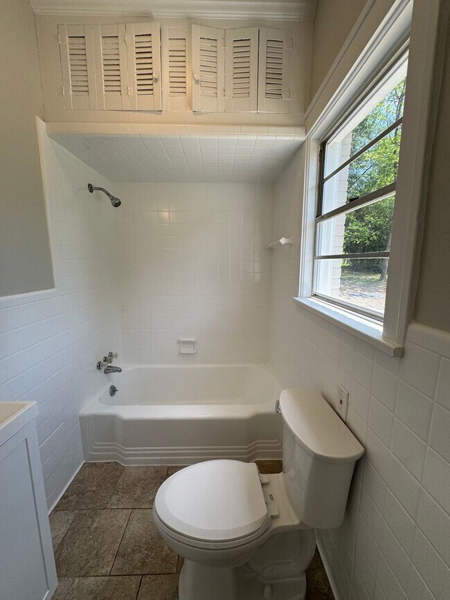 Building Photo - Renovated 3/2.5 House with bonus room in South Rome- $1,795