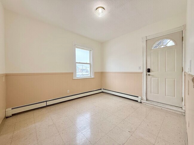 Building Photo - 603 Silver St