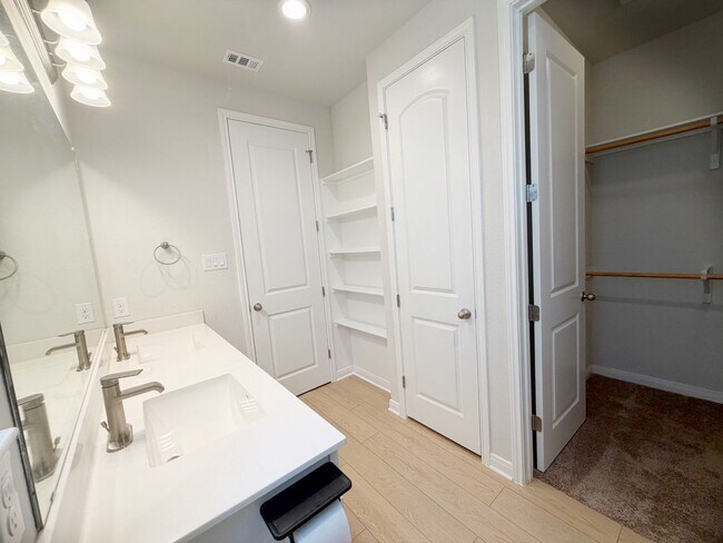 Building Photo - 2 Bed / 2.5 Bath Home Ready for Lease!