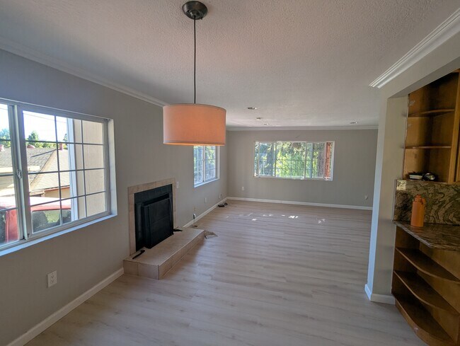 Building Photo - 706 Appian Way