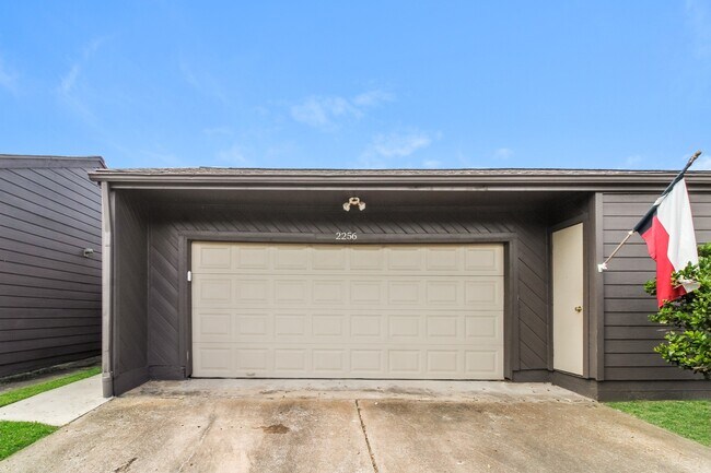 Building Photo - 2256 Gemini St