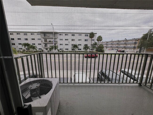 Building Photo - 13285 NE 6th Ave