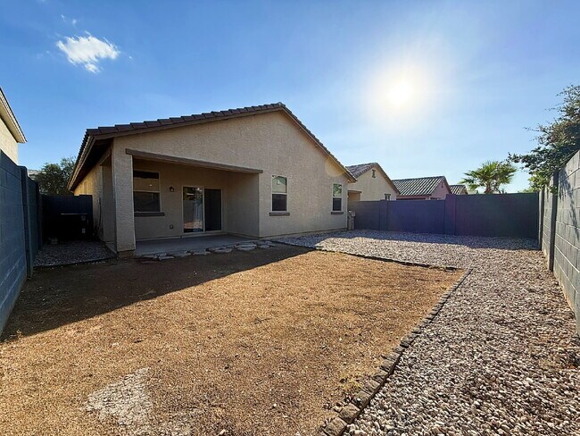 Building Photo - "Charming 3-Bedroom Oasis with 2 Baths & S...