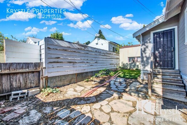 Building Photo - Spacious One Bedroom Craftsman-era Cottage