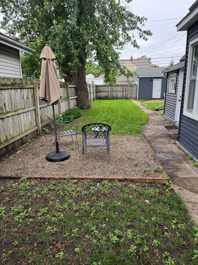 Building Photo - 3 Bedroom / 1 Bathroom Private Fenced Yard...