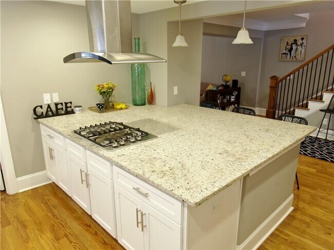 Building Photo - 3 Bedroom 2 Bath near the Beltline