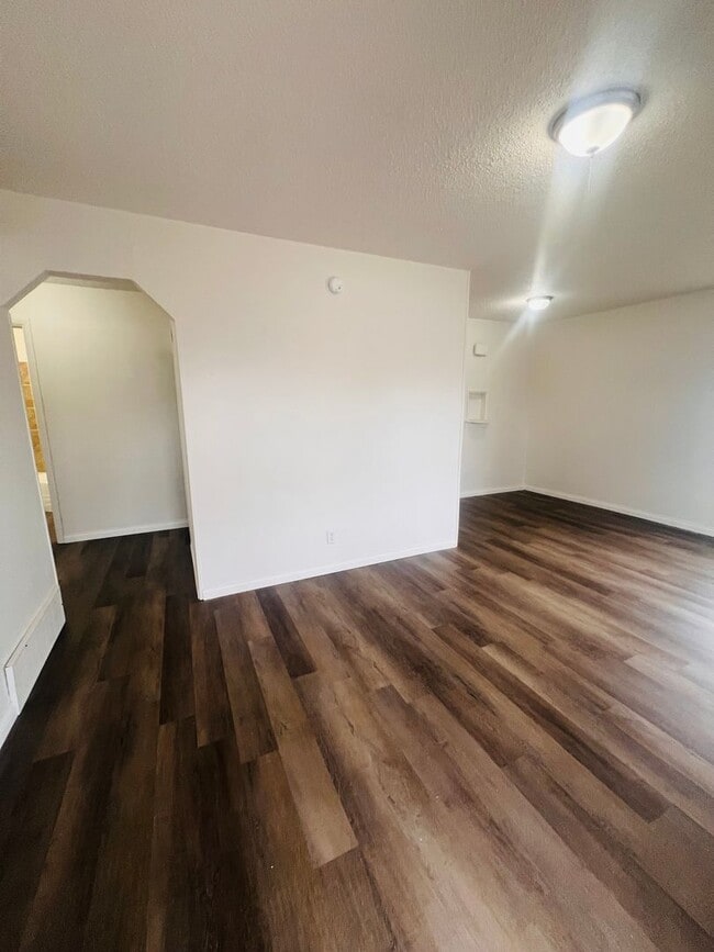 Building Photo - Beautifully Updated 4 Bedroom 1.5 Bathroom Home located Northeast Wichita, KS.