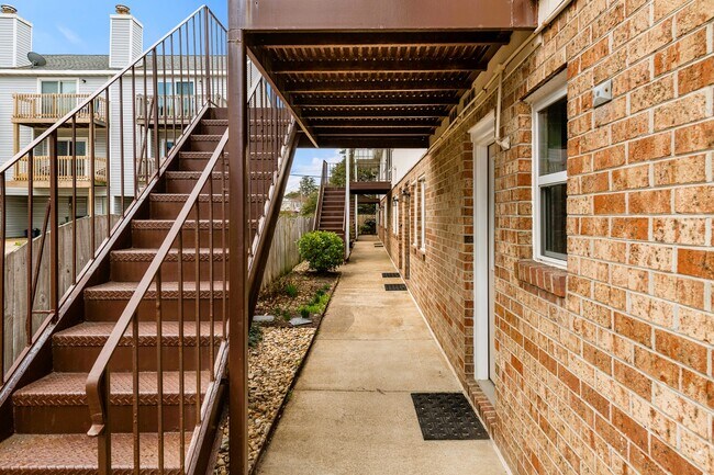 Building Photo - 1423 E Ocean View Ave