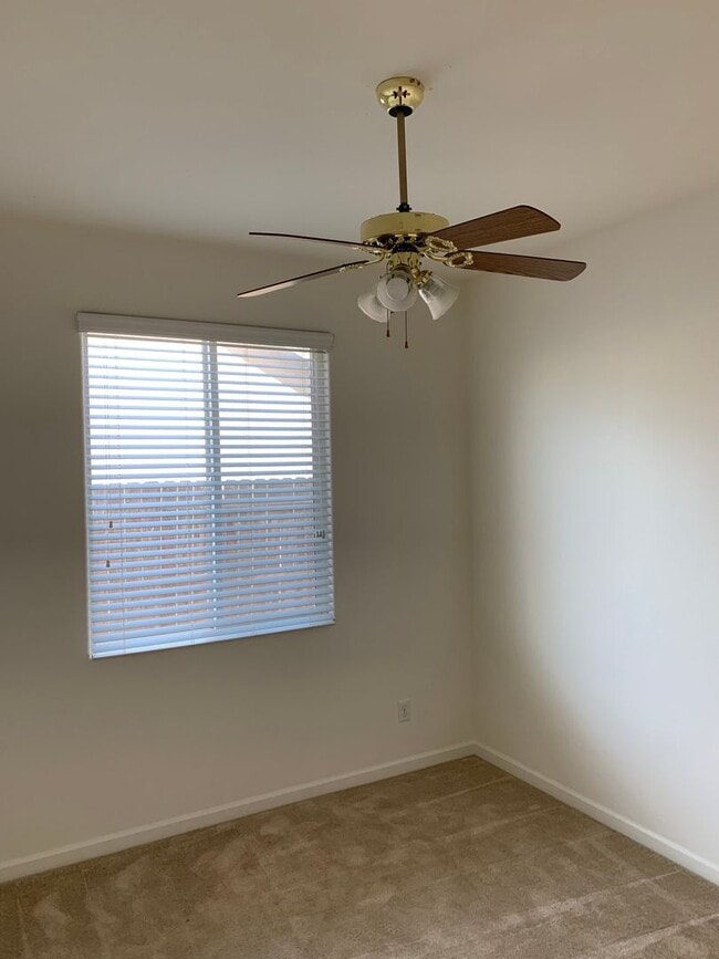 Building Photo - 4 Bedroom 2 Bath Home