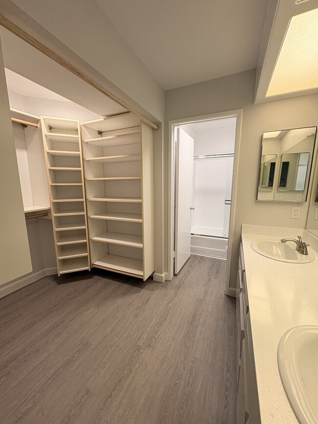 Building Photo - 2079 Lakeridge Cir