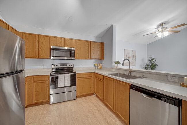 Building Photo - 2427 Silverstone Dr