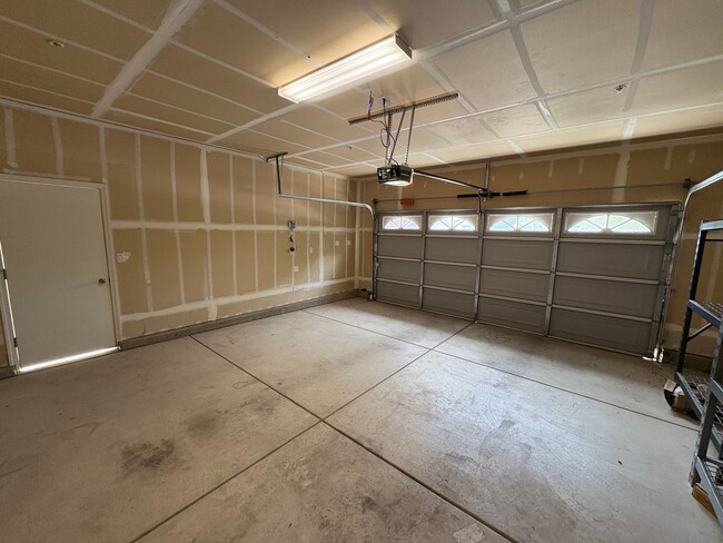 Building Photo - 3 Bedroom Home located NW Visalia!