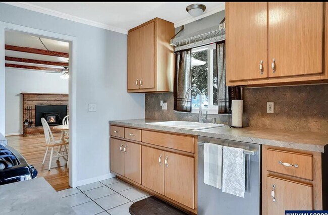 Building Photo - Available Now! 5 bedroom house with large yard and RV parking!