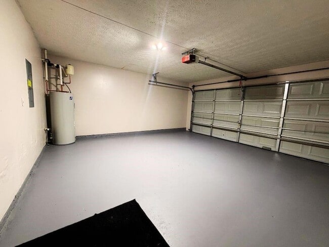 Building Photo - 5410 Twin Lakes Dr