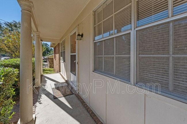 Building Photo - 413 Kingstree Rd