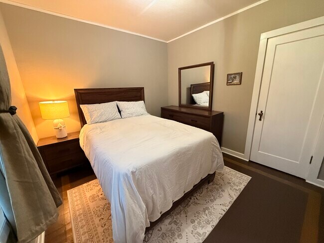 Fully furnished front bedroom - 215 N Emmett Ave