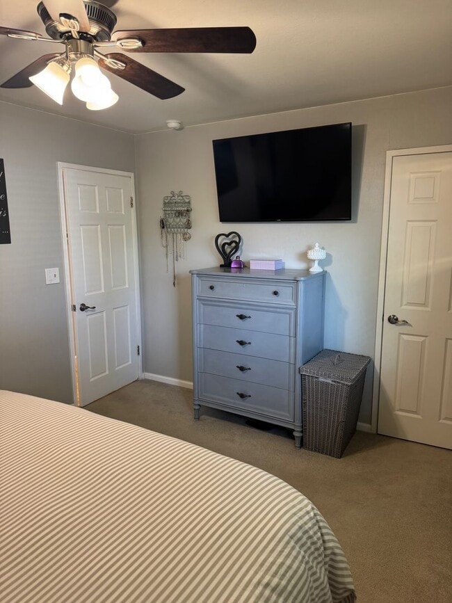 Building Photo - Gorgeous Updated 3 Bedroom in the heart of...