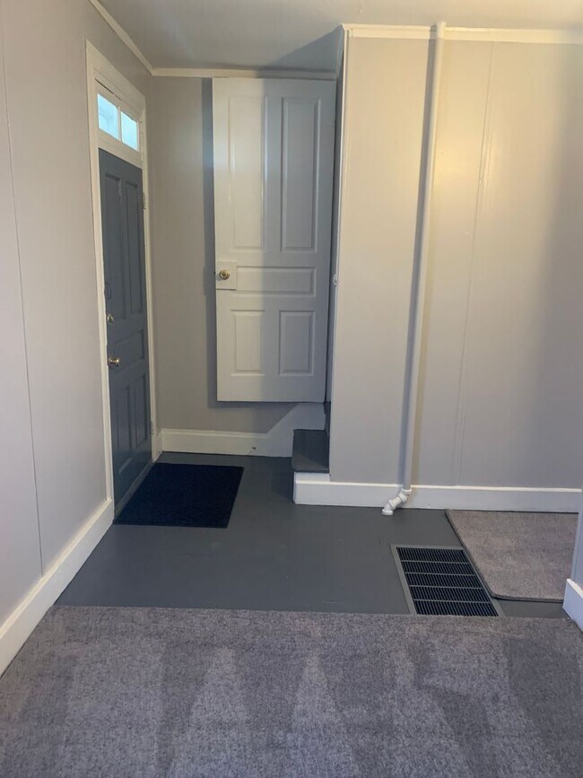Building Photo - Available Now! Cozy 1-2 bedroom house with...