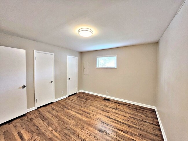 Building Photo - 2 Bedroom / 1 Bath Apartment
