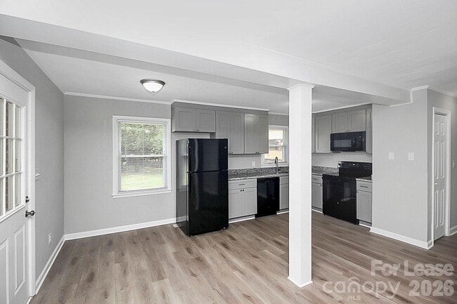 Building Photo - 1017 McLain Rd