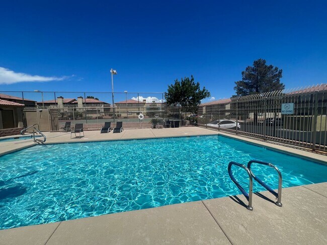 Building Photo - SPACIOUS 2bed/2bath CONDO ON FIRST FLOOR
